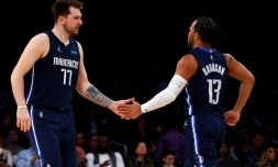 Luka Doncic 77) et Jalen Brunson des Dallas Mavericks contre les Lakers en NBA le 1er mars Ă Los Angeles