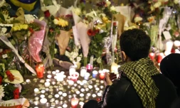 Un homme rend hommage aux victimes des attaques du Bataclan, le 14 novembre 2015 à Paris