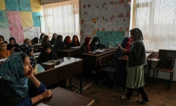 Des lycéennes dans leur salle de classe du village de Nawabad, à une cinquantaine de km de Ghazni, en Afghanistan, le 14 novembre 2021