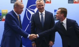 (g-d) Le président turc Recep Tayyip Erdogan, le secrétaire général de l'Otan Jens Stoltenberg et le Premier ministre suédois Ulf Kristersson, lors d'une rencontre à la veille du sommet de l'Otan, le 10 juillet 2023 à Vilnius, en Lituanie