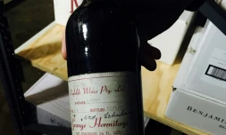 Cette photo prise par Celia McCarthy montre la bouteille de vin australien vendue aux enchères le 19 juillet 2017 à Melbourne. 