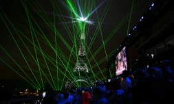 La tour Eiffel sous les lasers durant la cérémonie d'ouverture des Jeux olympiques de Paris, le 26 juillet 2024

