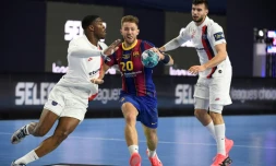 Le Barcelonais Aleix Gomez (centre) et les Parisiens Dylan Nahi (g) et Nedim Remili (d) lors de la demi-finale de la Ligue des champions de handball, le 28 décembre 2020 à Cologne, en Allemagne