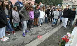 Des habitants de Joeuf, dans l'est de la France, rassemblés le 18 octobre 2015, en hommage à Lucas, un enfant de 7 ans poignardé par un homme souffrant de troubles psychiatriques