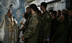 Des militaires de la 24e brigade de l'armée ukrainienne assistent au service de Pùques dans la région de Donetsk, le 5 mai 2024