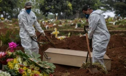 Enterrement d'un mort du Covid-19 au cimetière de Vila Formosa, près de Sao Paulo, au Brésil, le 20 mai 2020.