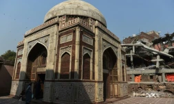 Un bâtiment qui avait été construit illégalement près d'une tombe d'Atgah Khan, démoli le 24 février  2016 à Nizamuddin