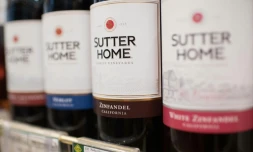 Des bouteilles de vin produites aux Etats-Unis sur un étalage de supermarché à Pékin, le 4 avril 2018