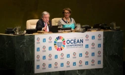Le secrétaire général de l'ONU Antonio Guterres (g) ouvre la conférence mondiale sur les océans des Nations unies, le 5 juin 2017 à New York