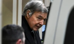 Le cardinal George Pell quitte menottĂ© la Cour suprĂȘme de l'Etat de Victoria Ă Melbourne aprĂšs avoir perdu son procĂšs en appel, le 21 aoĂ»t 2019