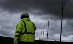 Un employé d'Enedis le 7 mars 2017 près d'Amplepuis dans le centre de la France