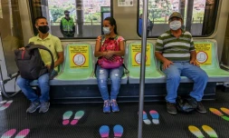 Les siÚges et emplacements sont limités dans le métro de Medellin (Colombie), le 4 mai 2020