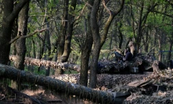 Des soldats ukrainiens près de la ligne de front à Bakhmout en Ukraine, le 7 mai 2023