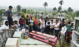 Les funérailles d'une victime de la coulée de boue au cimetière de Mocoa, le 3 avril 2017 en Colombie