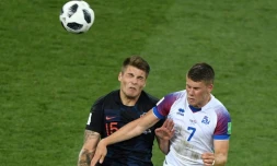 Le défenseur central croate Duje Caleta-Car (g) à la lutte avec le milieu islandais Johann Gudmundsson au Mondial, le 26 juin 2016 à Rostov