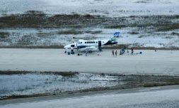 Un avion participe aux opérations d'évacuation, le 6 septembre 2019 à l'aéroport de Marsh Harbour, sur l'ßle d'Abaco, aux Bahamas
