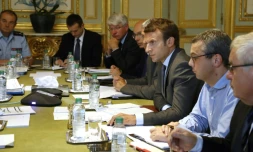Le président Emmanuel Macron (3e d) lors d'une réunion sur la situation dans les îles Saint-Martin et Saint-Barthélemy dévastées par l'ouragan Irma, le 9 septembre 2017 à l'Elysée, à Paris