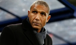 Franck Passi, alors entraîneur de Lille, suit le match contre Caen au stade Michel d'Ornano, le 18 février 2017