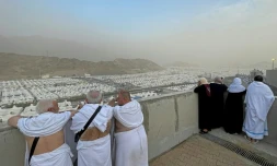 Des pÚlerins musulmans syriens récitent des priÚres à leur arrivée à Mina, prÚs de la ville sainte de La Mecque, le 26 juin 2023, lors du pÚlerinage annuel du Hajj