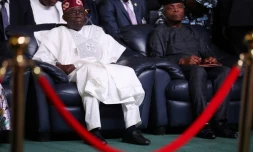 Le nouveau président nigérian Bola Tinubu (à gauche) et le vice-président du Nigeria, Yemi Osinbajo (à droite), à Abuja le 1er mars 2023