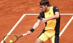 Le Grec Stefanos Tsitsipas en huitiĂšme de finale de Roland-Garros contre l'Italien Matteo Arnaldi sur le court Suzanne-Lenglen le 2 juin 2024 Ă Paris