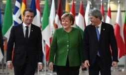 Le président français Emmanuel Macron, la chancelière allemande Angela Merkel et le Premier ministre italien Paolo Gentiloni arrivent au sommet informel des 27, le 23 février 2018 à Bruxelles