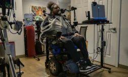 Ralph Norman participe à une réunion virtuelle sur son ordinateur dans son appartement de Yonkers, près de New York, le 3 mars 2023