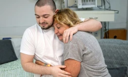 Photo transmise par l'armée israélienne le 8 juin 2024 montrant Almog Meir Jan (G), un des otages libérés par l'armée israélienne lors d'une opération, à l'hÎpital Sheba Tel-HaShomer à Ramat Gan, prÚs de Tel-Aviv