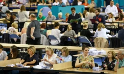 Des Ecossais dépuillent les votes pour le référendum sur le Brexit à Glasgow le 23 juin 2016