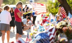 Des personnes se recueillent devant un mémorial improvisé en hommage à l'influenceur conservateur Charlie Kirk, le 14 septembre 2025 à Phoenix, en Arizona