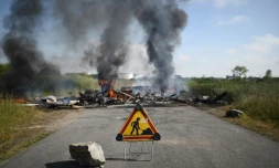 Des pneus incendiés à l'entrée de la raffinerie Total de Donges près de Nantes, le 27 mai 2016 