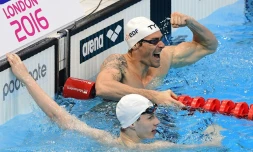 Camille Lacourt aprĂšs sa victoire sur 100 m dos aux Championnats d'Europe de natation, le 17 mai 2016