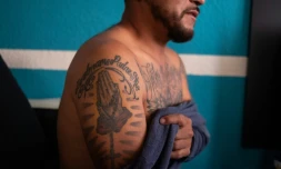 Le député mexicain Pedro Carrizales montre ses tatouages à San Luis Potosí, le 21 août 2018