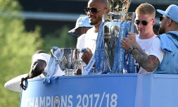 Les joueurs de Manchester City paradent dans les rues de Manchester dans un bus à impériale, après avoir remporté le titre de champion de la Premier League, le 14 mai 2018 