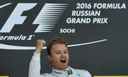 L'Allemand Nico Rosberg (Mercedes) en joie sur le podium après sa victoire au GP de Russie, le 1er mai à Sotchi