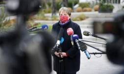 La maire de Bagneux, Marie-Hélène Amiable devant la mairie de Bagneux dans les Hauts-de-Seine le 8 janvier 2021