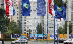 Le drapeau croate et celui de la ville de Zagreb flottent dans le centre de la capitale à la veille des légilsatives, le 17 avril 2024