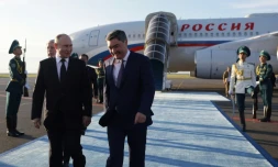 Le président russe Vladimir Poutine (g) accueilli par le Premier ministre kazakh Olzhas Bektenov à son arrivée à l'aéroport d'Astana, le 3 juillet 2024