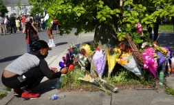Un mémorial de fleurs devant le supermarché où 10 personnes ont été abattues par un tireur, le 15 mai 2022 à Buffalo dans l'Etat de New York 