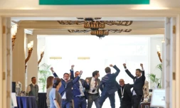 Des membres du groupe d'investissement Kosmos, présidé par le footballeur de Barcelone Gerard Piqué (d) fête l'adoption de la réforme de la Coupe Davis par la Fédération internationale de tennis (ITF) , le 16 août 2018 à Orlando