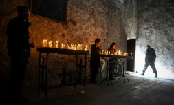 Des pèlerins arméniens allument des cierges pour la dernière fois le 12 novembre 2020 dans le monastère de Dadivank dans le district de Kaljabar, passé sous contrôle azerbaïdjanais, après l'accord mettant fin au conflit au Nagorny Karabakh