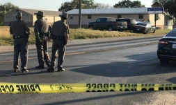 Des policiers américains bloquent une route près du lieu d'une attaque à l'arme à feu, dans une église texane, à Sutherland Springs, le 5 novembre 2017