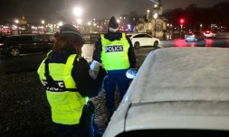 Des policiers procèdent à des contrôles routiers le soir du couvre-feu national à 18H00, le 16 janvier 2021 à Paris 
