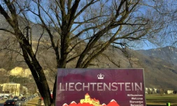 Panneau à l'entrée du Liechtenstein en février 2008 à Vaduz. D'après une liste de la Commission européenne publiée en juin, 30 juridictions sont encore jugées insuffisamment coopératives. Parmi elles, le Liechtenstein