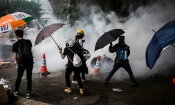 Des gaz lacrymogènes sont tirés par les forces de l'ordre sur des manifestants contre une loi d'extradition controversée, à Hong Kong le 12 juin 2019