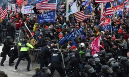 Des partisans de Donald Trump lors d'affrontements avec les forces de l'ordre devant la Capitole à Washington D.C le 6 janvier 2021