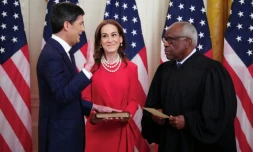 Le nouveau président de la Réserve fédérale (Fed), Kevin Warsh, accompagné de son épouse, Jane Lauder, prête serment devant le juge de la Cour suprême Clarence Thomas (d) à la Maison Blanche le 22 mai 2026 à Washington