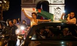 Des supporters de l'Algérie aux Champs Elysées le 14 juillet 2019