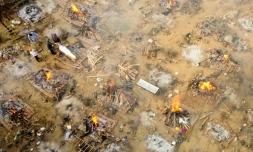 Les proches d'une victime du Covid-19 sont rassemblés pour sa crémation le 26 avril 2021 à New Delhi