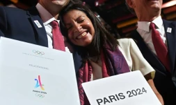 Le triple médaillé d'or Tony Estanguet et la maire Anne Hidalgo célèbrent le succès de la candidature de Paris à Lima le 13 septembre 2017. 